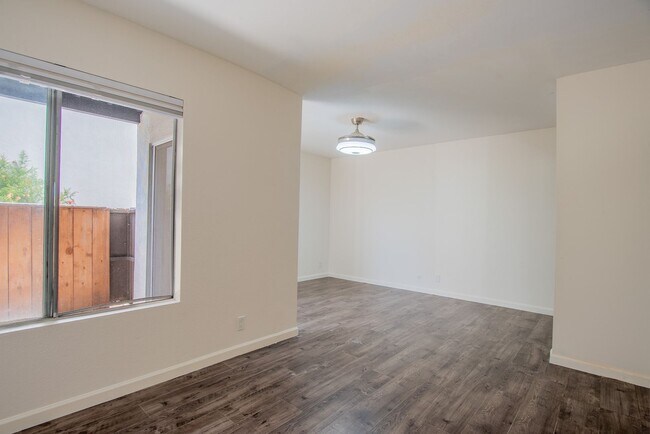 Building Photo - 1 Bedroom 1 Bathroom Townhouse Available For Rent In Mission Valley!