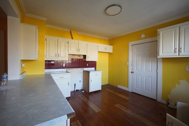 Building Photo - 606 W Tunstall St