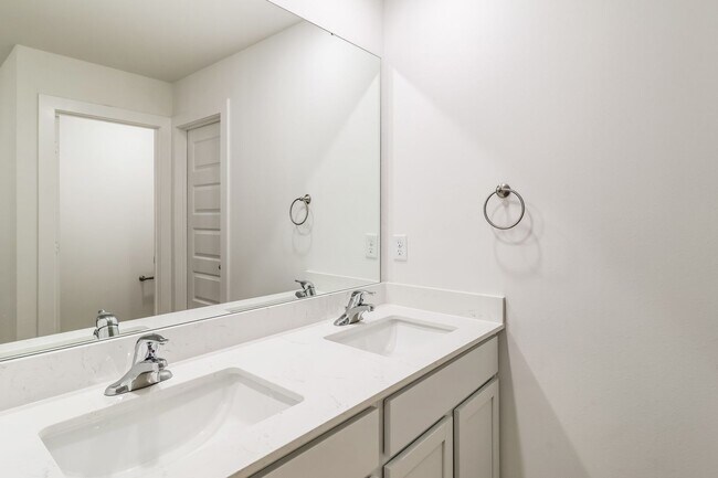 Building Photo - 110 E Fredonia Ct