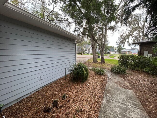 Building Photo - Spacious and Perfectly located 4/2 home in...