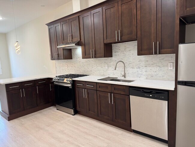 Building Photo - 527 Union Ave