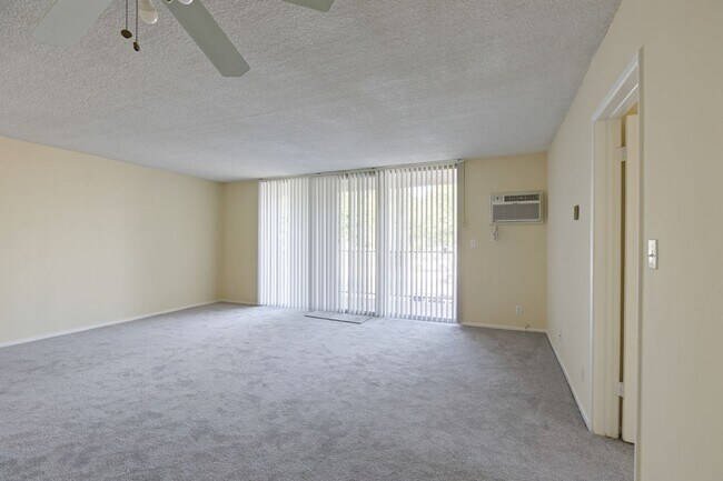 Building Photo - 8421 Lindley Ave