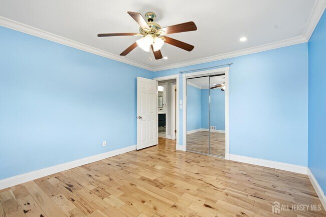 Building Photo - 264 E George Pl