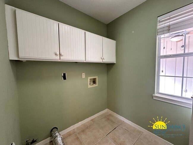 Building Photo - Beautiful 3 Bedroom Home in Mary Esther!