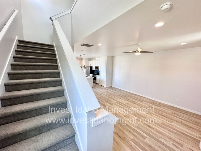 Building Photo - $500 move-in credit! Luxury Gated Townhome...