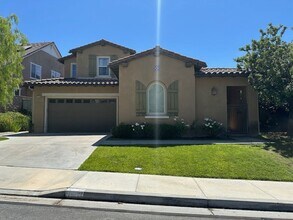 Building Photo - Stunning Executive home with loads of cust...
