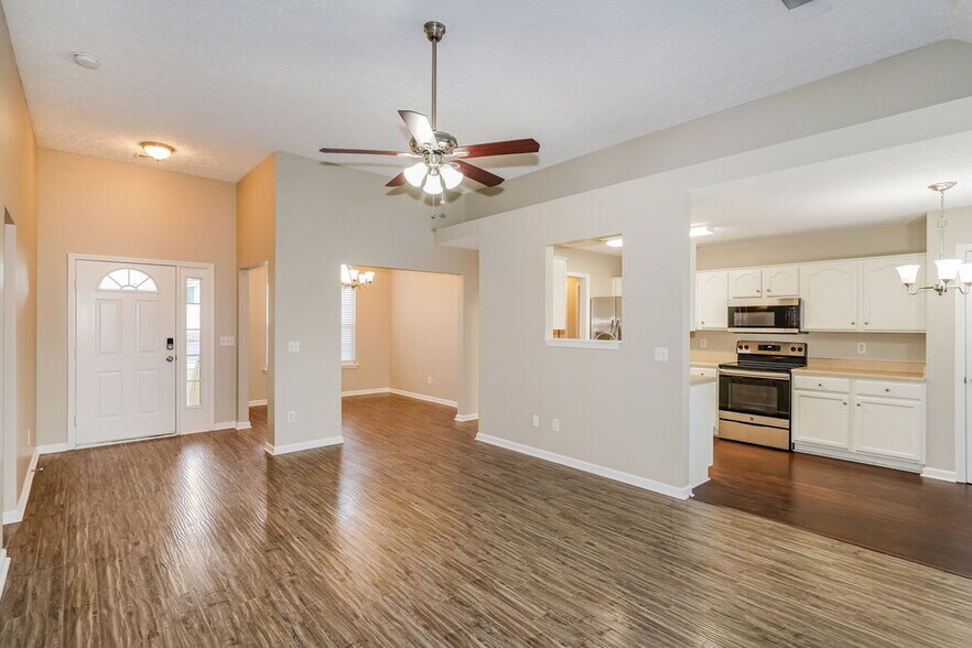 Building Photo - 278 Iris Dr