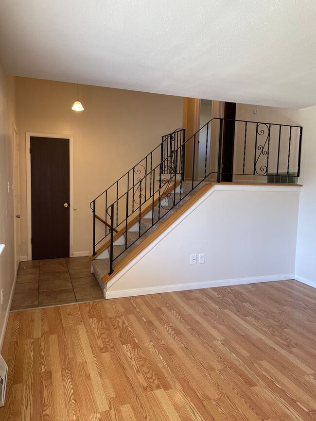 Building Photo - STUDENTS WELCOME! 3 Bed 1.5 Bath Home in g...