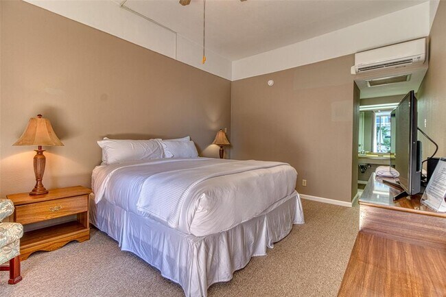 Building Photo - 5050 Woodway Dr
