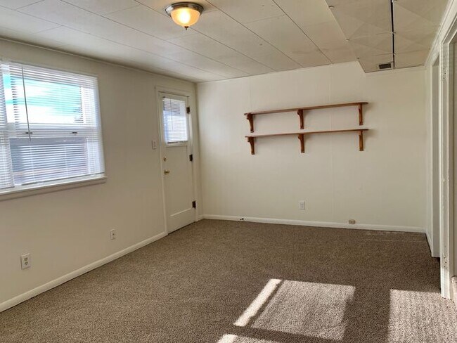 Building Photo - Large 2 bed, 2 bath, 1 car garage duplex