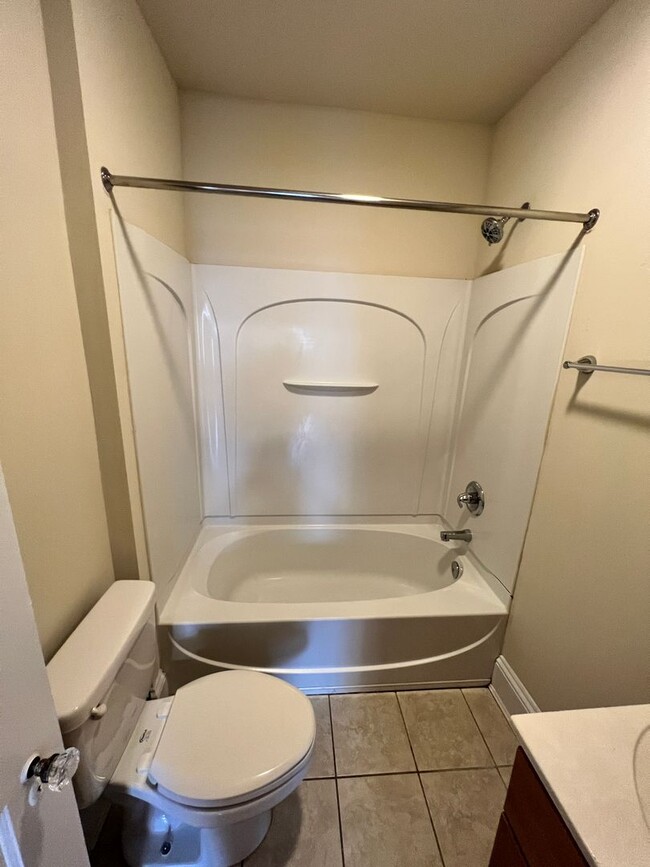 Building Photo - Renovated 4 Bedroom Townhouse! Off Street ...