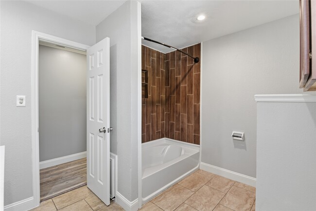 Building Photo - 1406 Grand Valley Dr