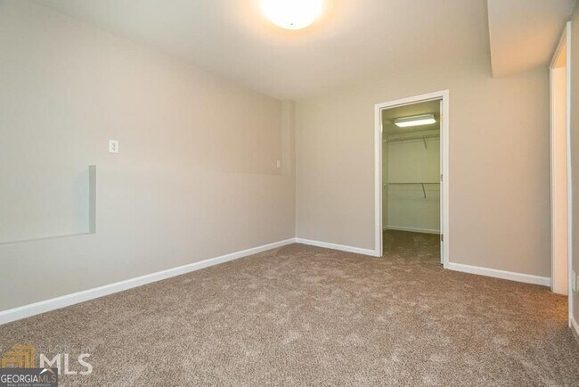 Building Photo - 225 Heritage Lake Dr