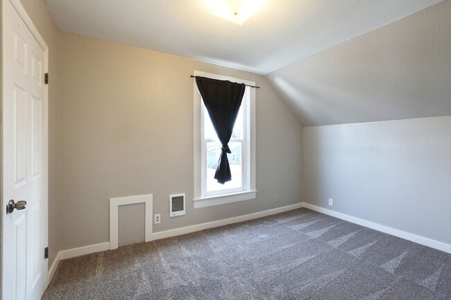 Building Photo - Darling 2 Bedroom Convenient Stanwood Home Move in Ready!