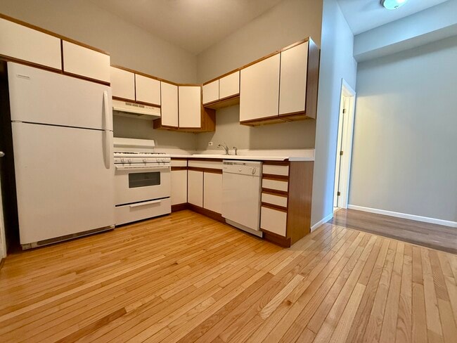 Building Photo - 556 W 37th St