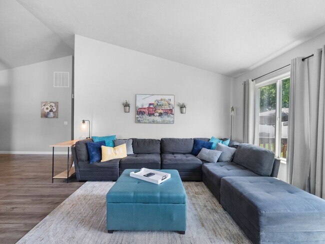 Primary Photo - Beautiful home 5MILE/Big Yard & Garage (Furnished)