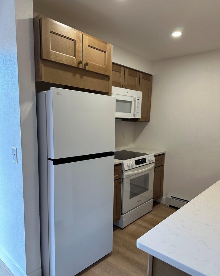 Kitchen - 1065 University Ave