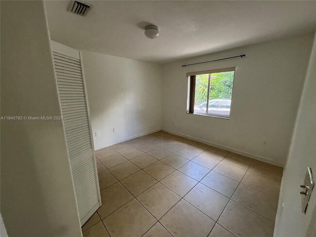 Building Photo - 2817 SW 39th Ave
