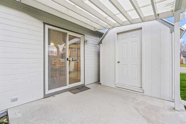 Building Photo - 727 W Clark Ave