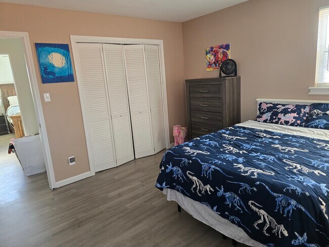 Building Photo - 1004 W Yucca Ave