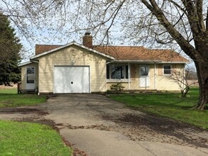 Building Photo - 2 Bedroom Ranch Home in Summit Township