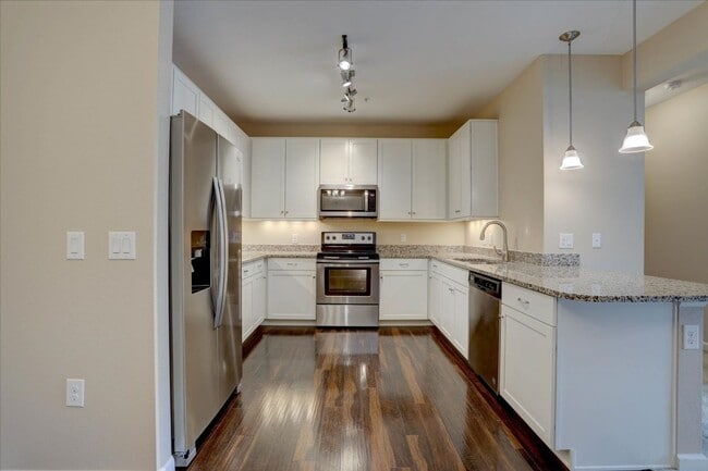 Building Photo - 2nd Floor, 2 bed, 2bath, Community Pool!