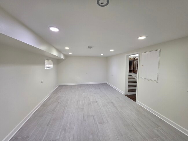 Building Photo - 9104 Oleander Ave