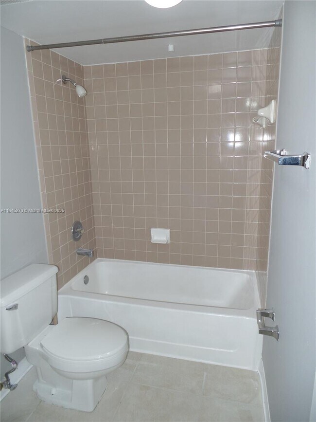 Building Photo - 2850 N Oakland Forest Dr