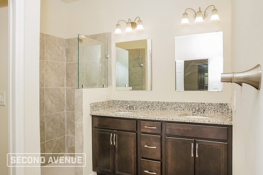 Building Photo - 1004 S Lassonde St