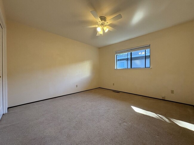 Building Photo - Spacious 3BD/2BA Redwood City Home | Two L...