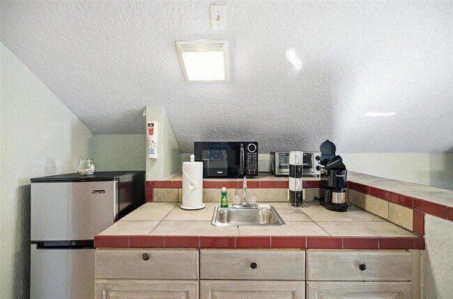 Building Photo - 305 N 6th St