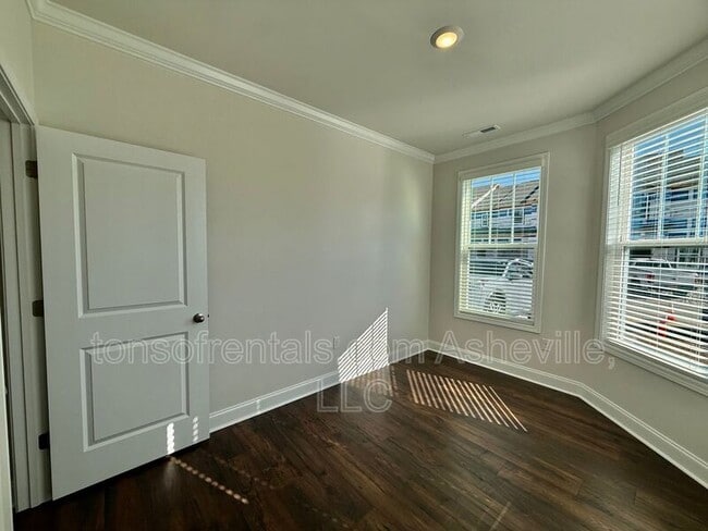 Building Photo - 216 Vly Breeze Rd