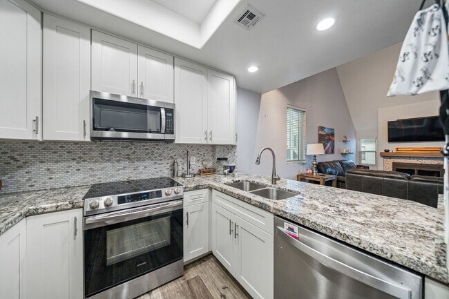 Building Photo - Mission Valley Beautiful Townhome Fully Furnished with A/C, Laundry + Parking