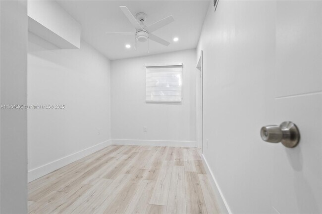 Building Photo - 129 SW 9th Ave