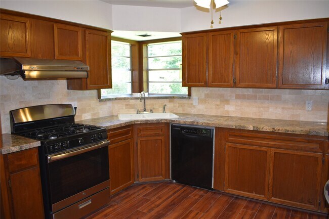 Building Photo - 5126 Beechnut St