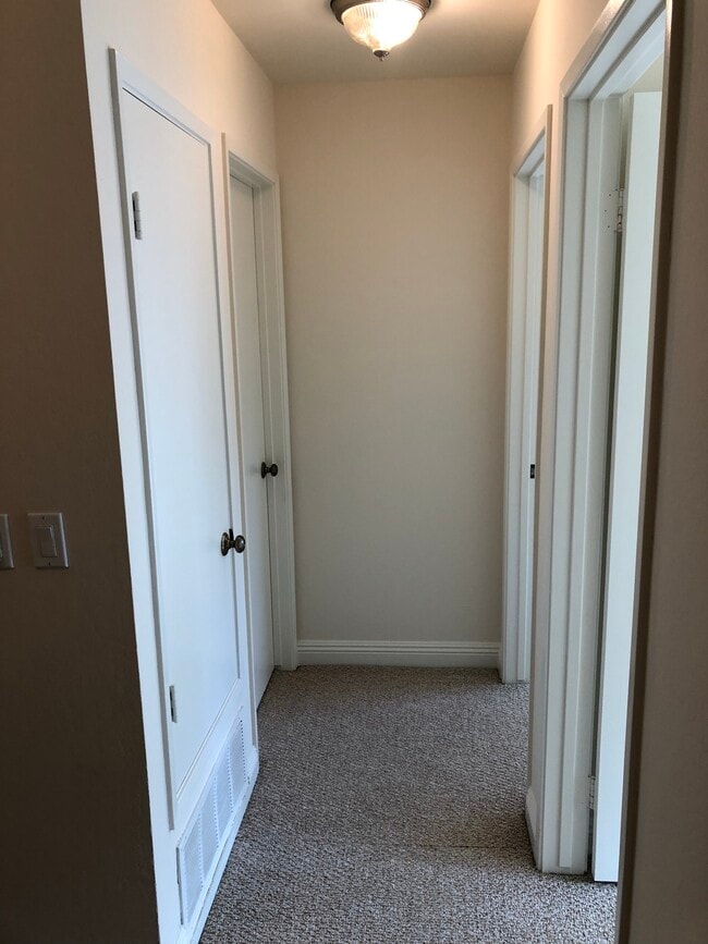 Building Photo - 818 Juno Ln