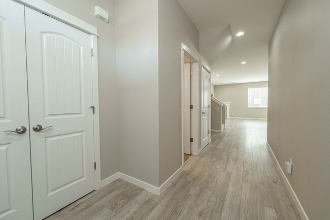 Building Photo - $500 Move In Special  3 Bedroom 2.5 Bath -...