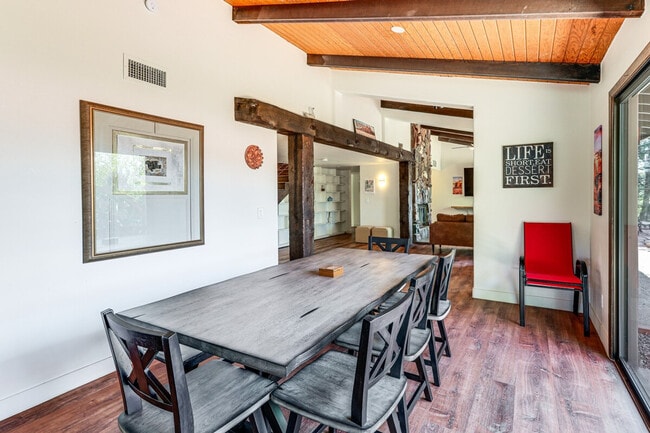 Building Photo - 10 Robbers Roost