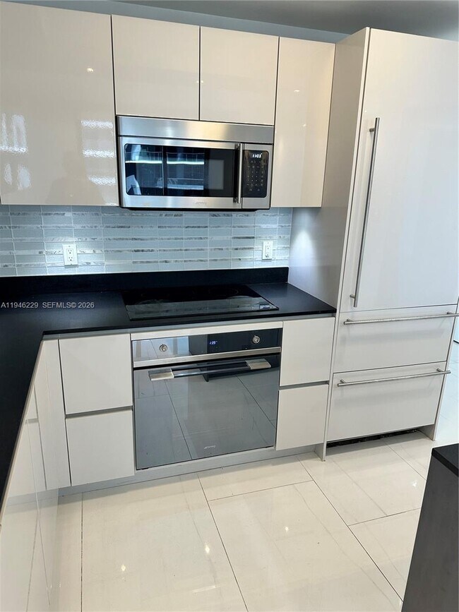 Building Photo - 1010 Brickell Ave