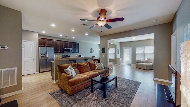 Building Photo - 3 bedrooms, 2 bathrooms in the City of Ric...