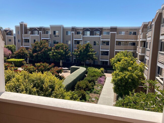 Building Photo - Luxury & Bright Top-floor in one of the sa...