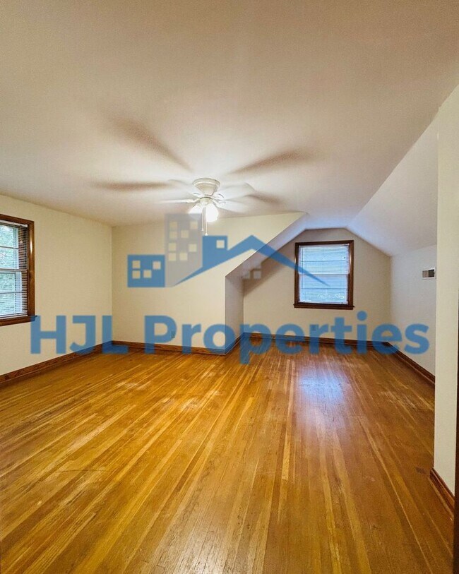 Building Photo - Beautiful Large Home in Donelson!