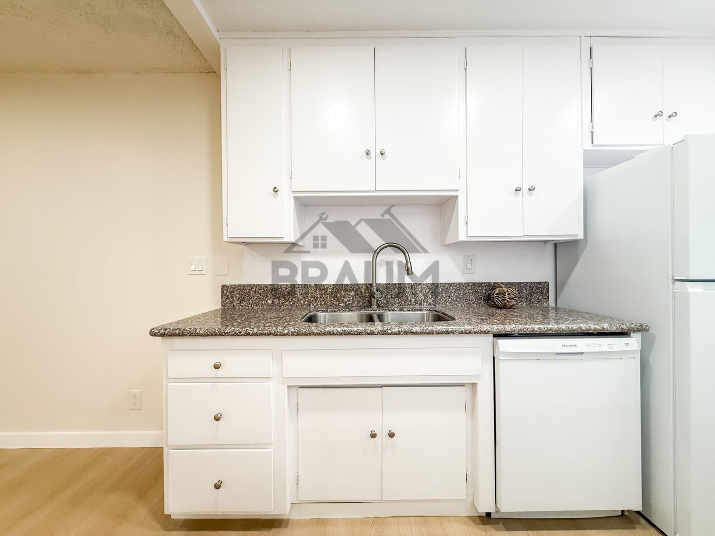 Building Photo - 6041 Whitsett Ave