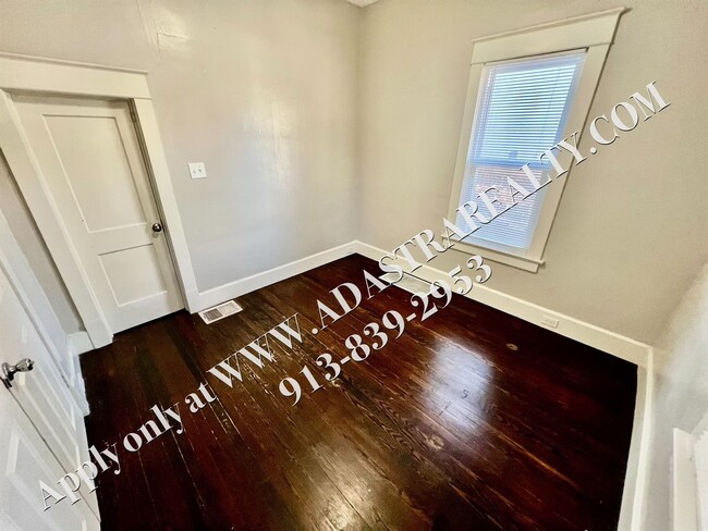 Building Photo - MOVE IN SPECIAL!! ADORABLE and CLEAN 2 Bed...