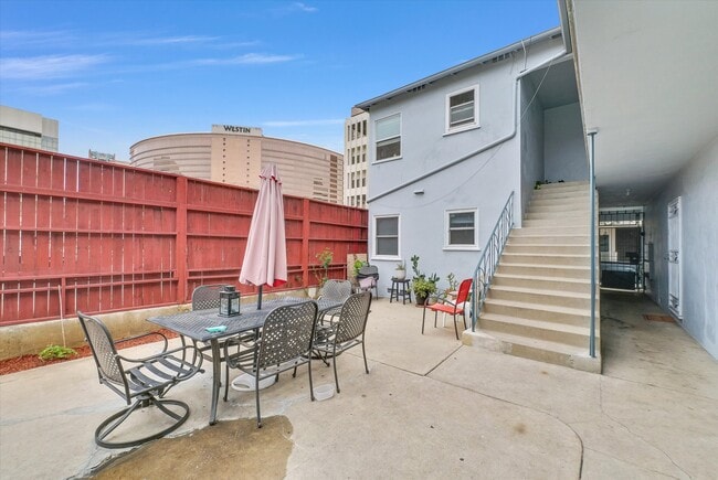 Courtyard W view - 122 Elm Ave