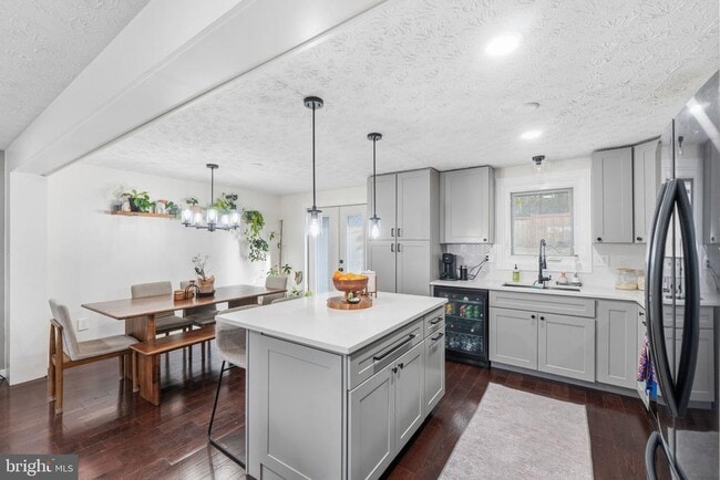 Building Photo - 117 Village Way