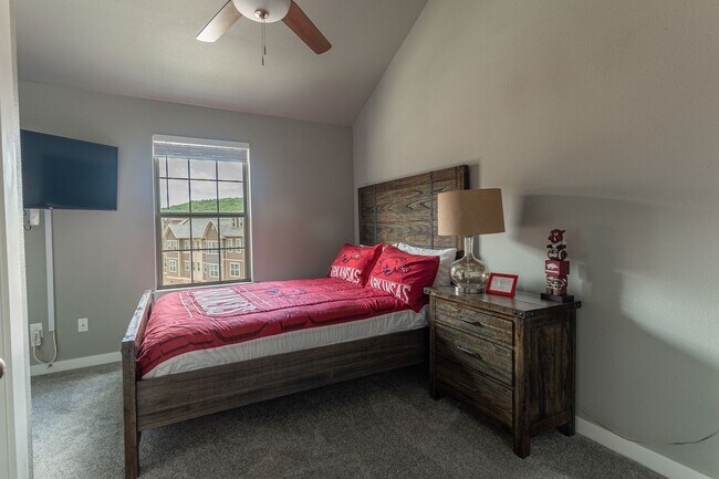 Building Photo - Fully Furnished Condo!!  3 bedroom 2.5 bath minutes from the U of A!!!!