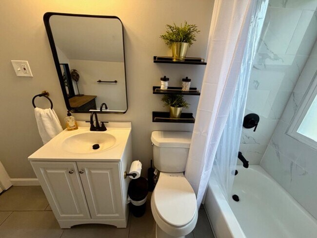 Building Photo - Fully Furnished And Updated 4 bedroom 2 bath house for Lease