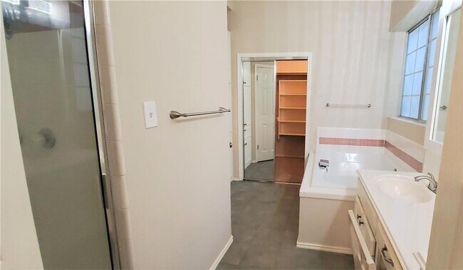 Building Photo - 1802 White Oak Cove