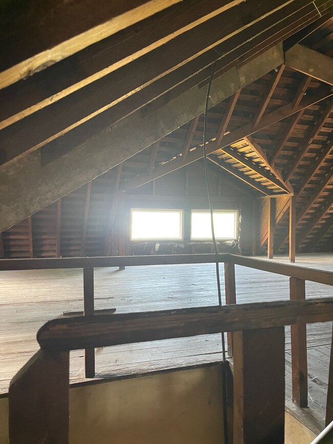 Building Photo - 3 Bedroom 2 full bath home available now.